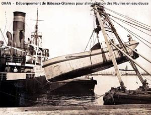 ORAN - PORT - DEBARQUEMENT DE BATEAUX CITERNE EAU DOUCE - 1932